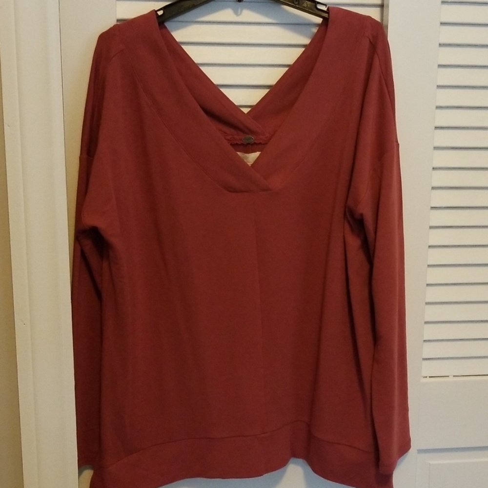 Never worn- cute v neck top